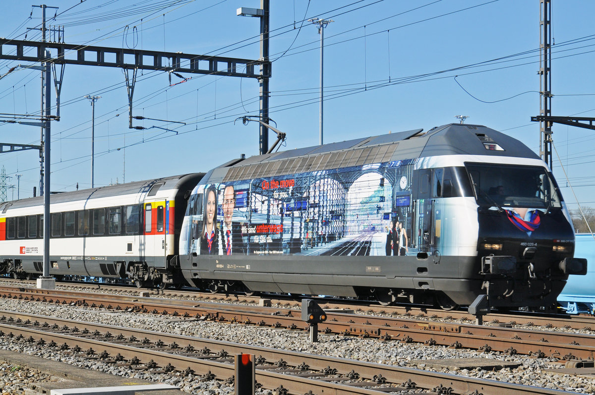Re 460 028-4, mit der SBB Personalwerbung, durchfährt den Bahnhof Muttenz. Die Aufnahme stammt vom 10.03.2017.