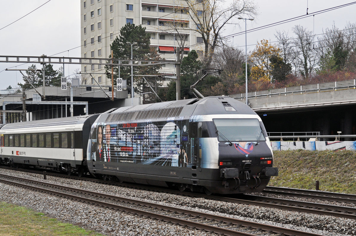 Re 460 028-4, mit der SBB Personalwerbung, fährt Richtung Bahnhof SBB. Die Aufnahme stammt vom 20.11.2017.