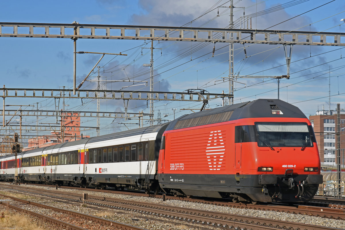 Re 460 029-2 durchfährt den Bahnhof Muttenz. Die Aufnahme stammt vom 08.11.2018.