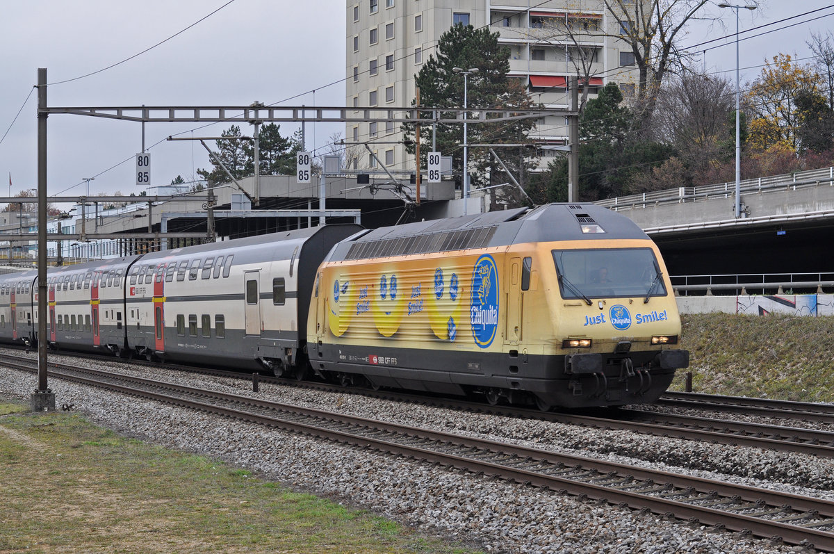 Re 460 029-2, mit der Chiquita Werbung, fährt Richtung Bahnhof Muttenz. Die Aufnahme stammt vom 20.11.2017.