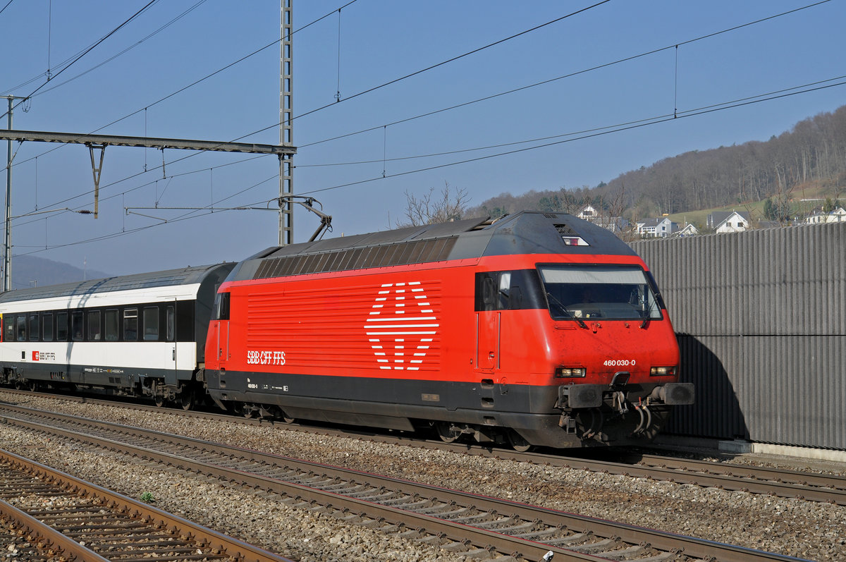 Re 460 030-0 durchfährt den Bahnhof Gelterkinden. Die Aufnahme stammt vom 16.03.2017.