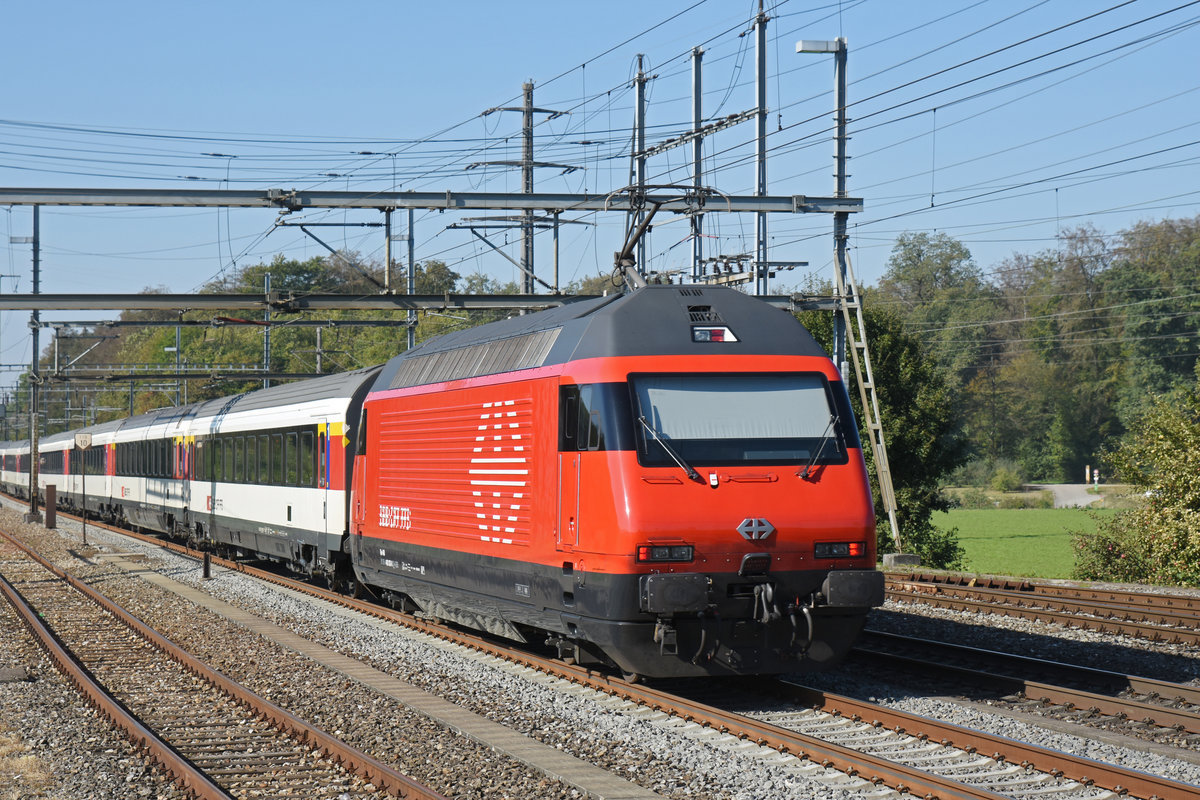 Re 460 030-0 durchfährt den Bahnhof Möhlin. Die Aufnahme stammt von 28.09.2018.
