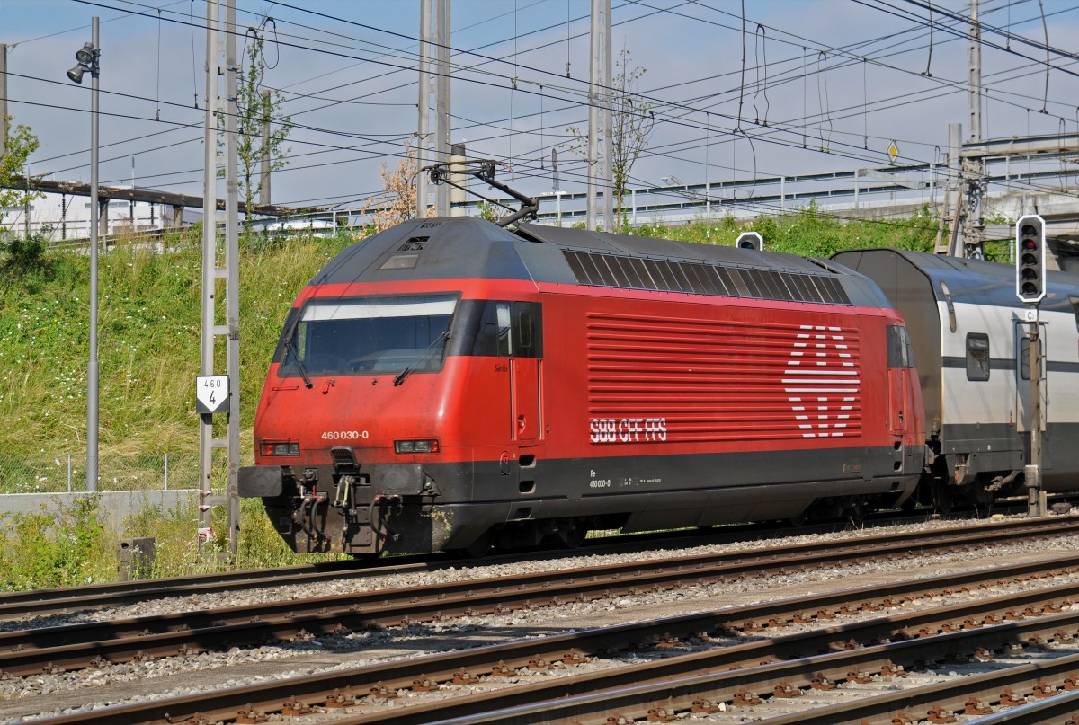 Re 460 030-0 durchfährt den Bahnhof Muttenz. Die Aufnahme stammt vom 17.06.2015.