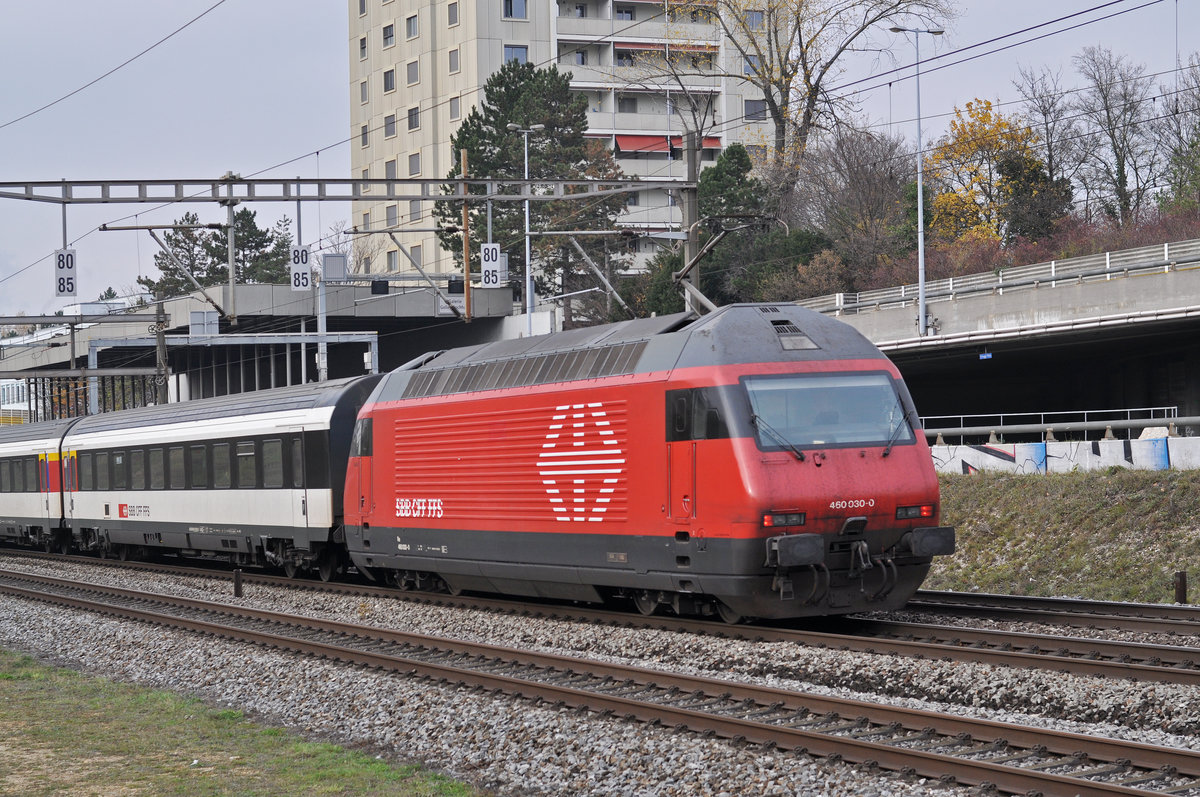 Re 460 030-0 fährt Richtung Bahnhof SBB. Die Aufnahme stammt vom 16.11.2017.