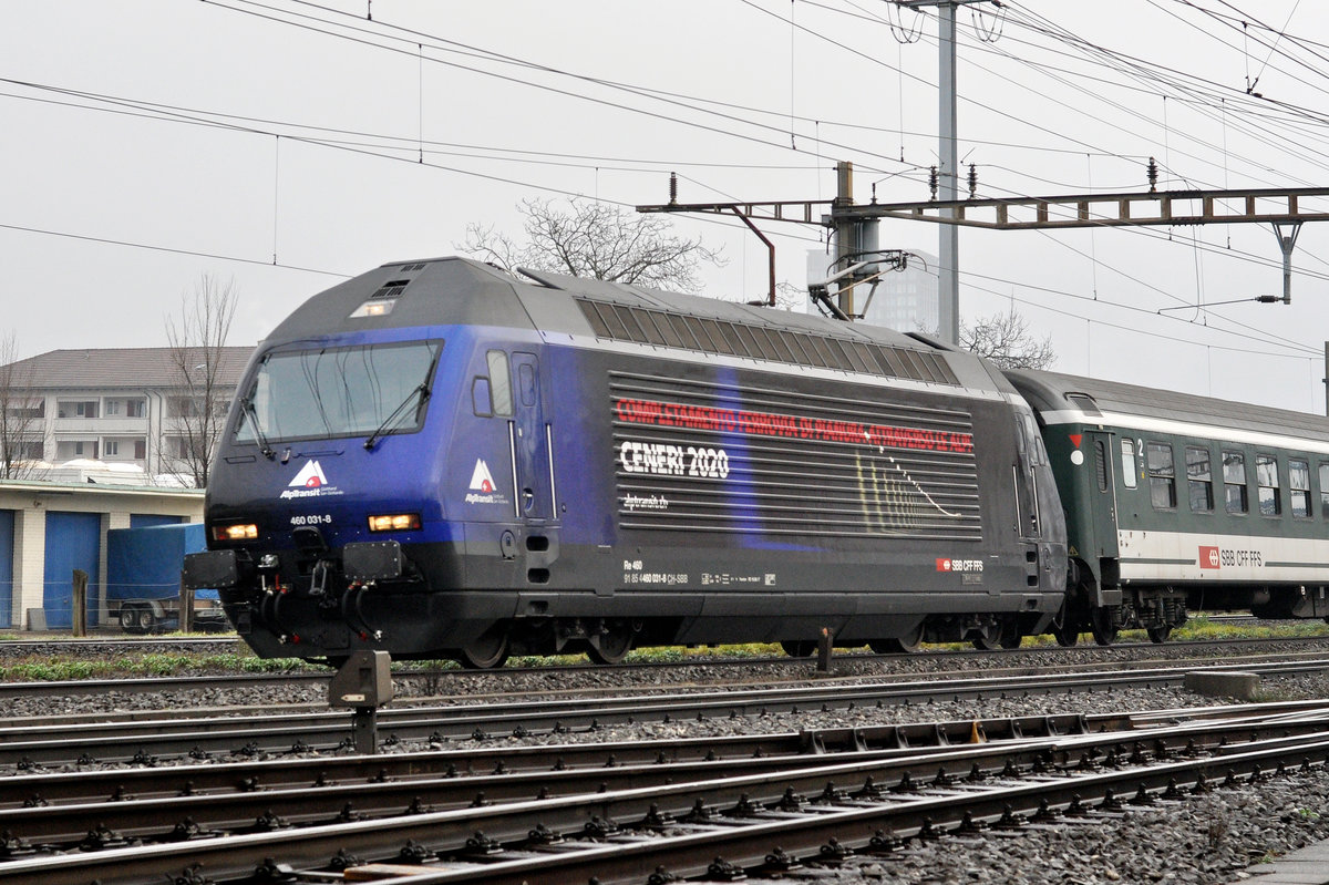 Re 460 031-8, mit der Ceneri 2020 Werbung, durchfährt den Bahnhof Pratteln. Die Aufnahme stammt vom 20.12.2017.