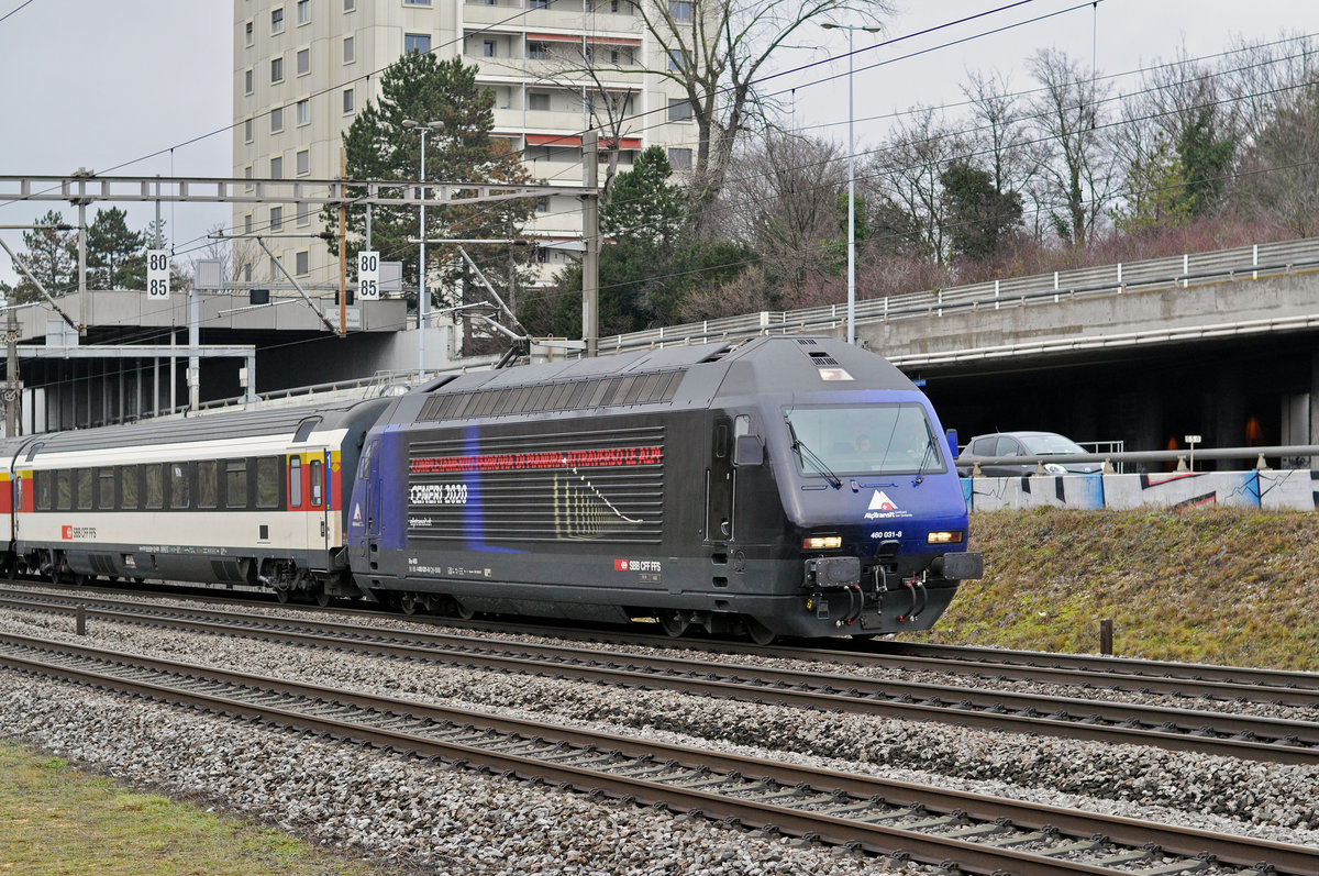 Re 460 031-8, mit der Ceneri 2020 Werbung, fährt Richtung Bahnhof Muttenz. Die Aufnahme stammt vom 20.12.2017.