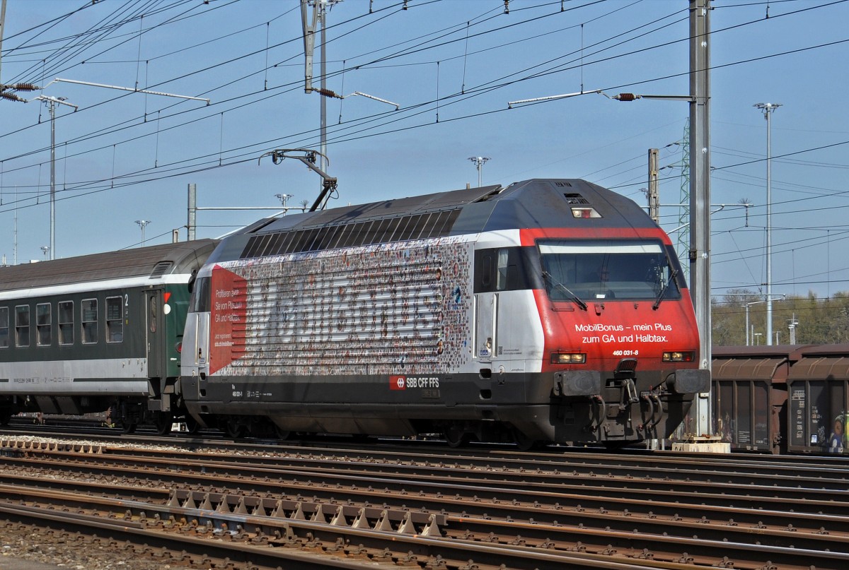 Re 460 031-8 mit der MobilBonus Werbung durchfährt den Bahnhof Muttenz. Die Aufnahme stammt vom 13.04.2015.