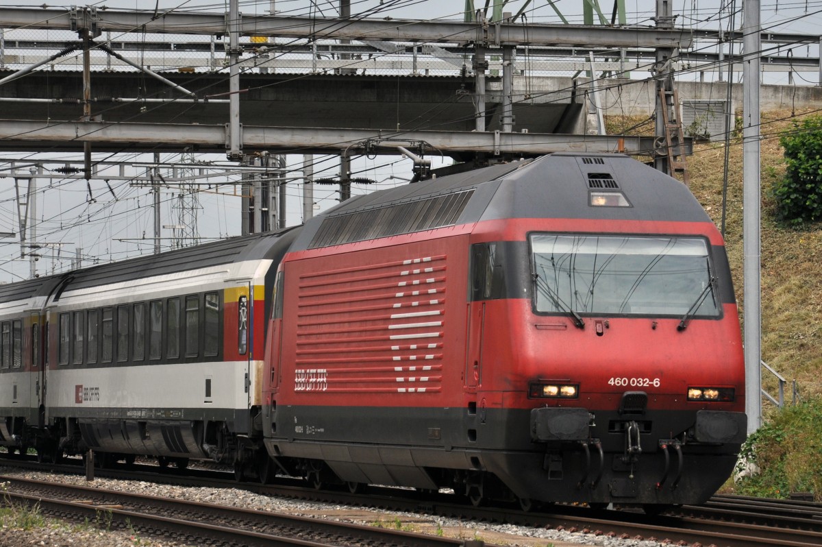 Re 460 032-6 durchfährt den Bahnhof Muttenz. Die Aufnahme stammt vom 17.06.2014.