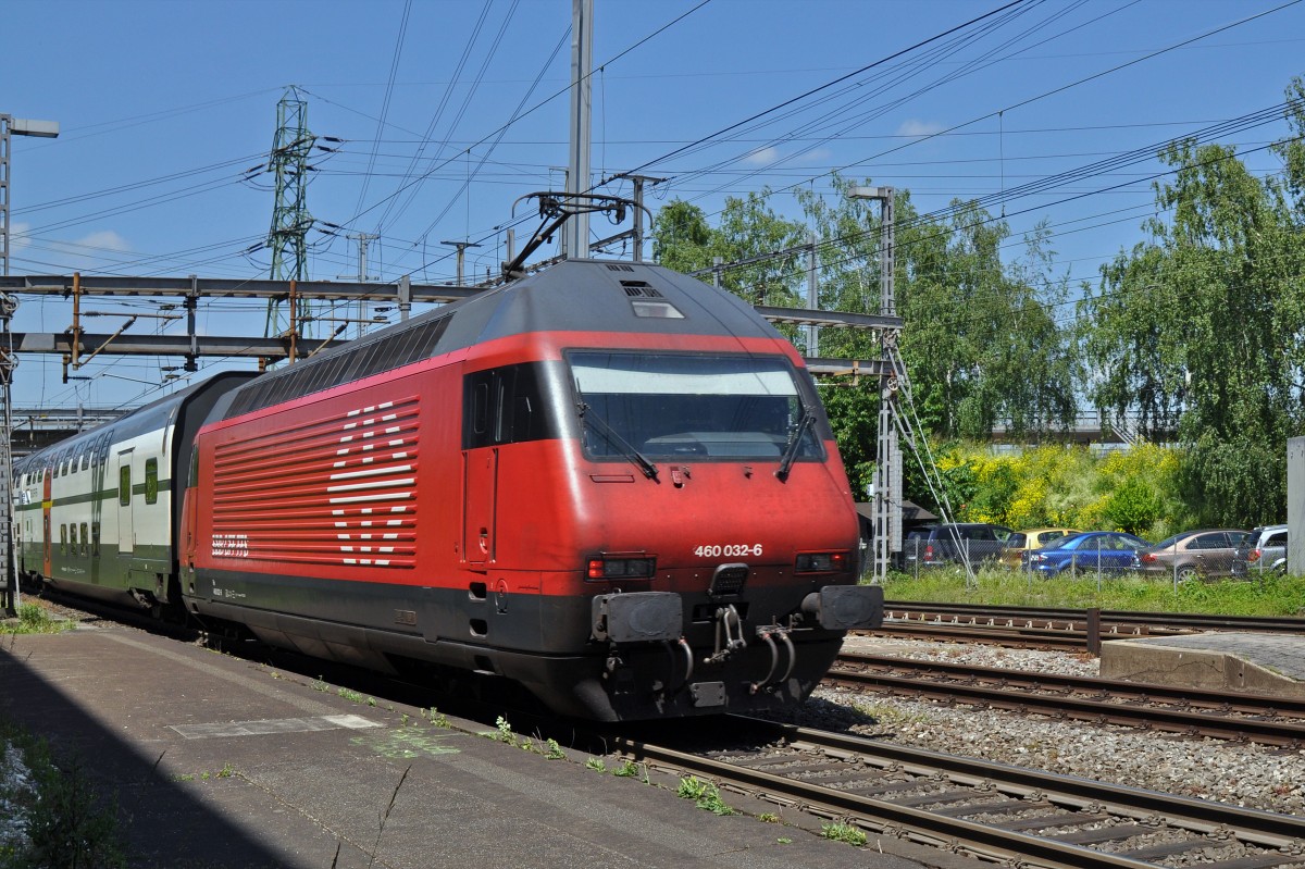 Re 460 032-6 durchfährt den Bahnhof Muttenz. Die Aufnahme stammt vom 18.05.2015.
