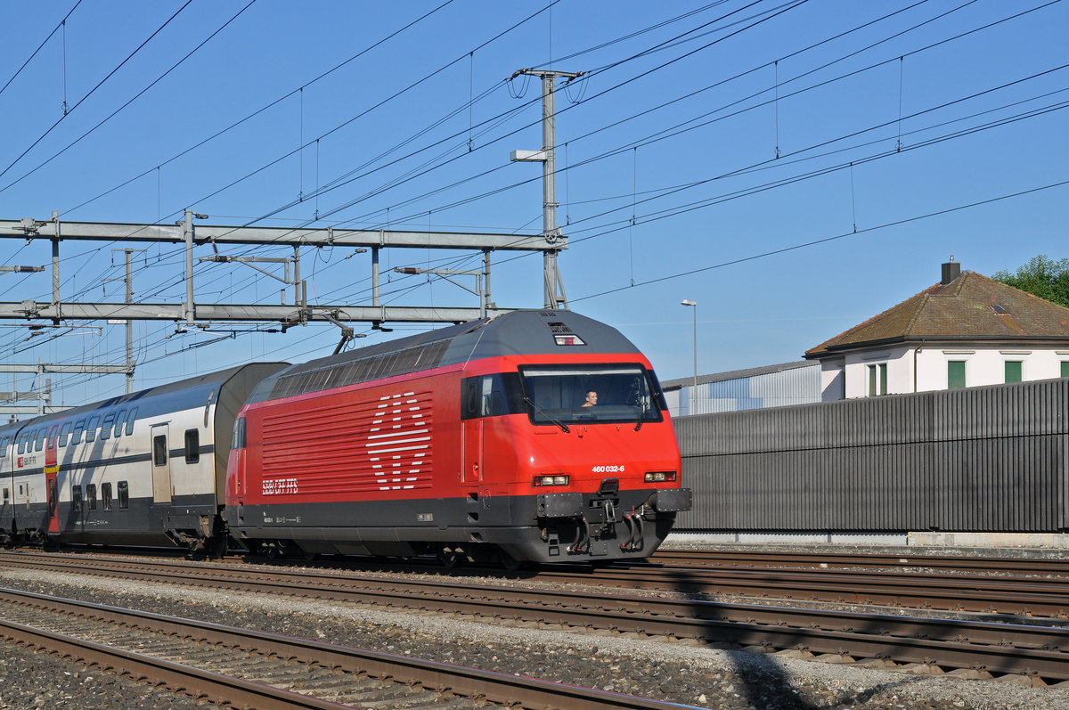 Re 460 032-6, durchfährt den Bahnhof Rothrist. Die Aufnahme stammt vom 11.08.2016.