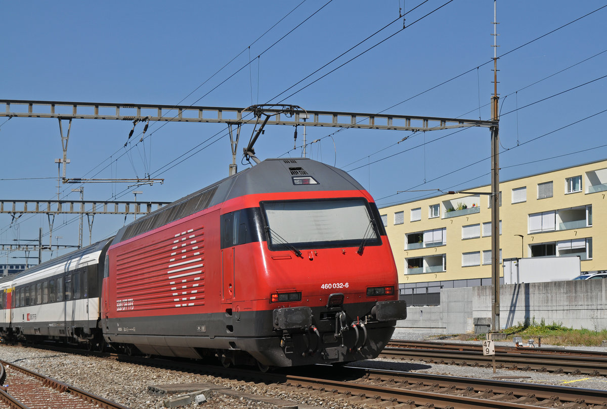 Re 460 032-6 fährt beim Bahnhof Zofingen ein. Die Aufnahme stammt vom 25.08.2016.