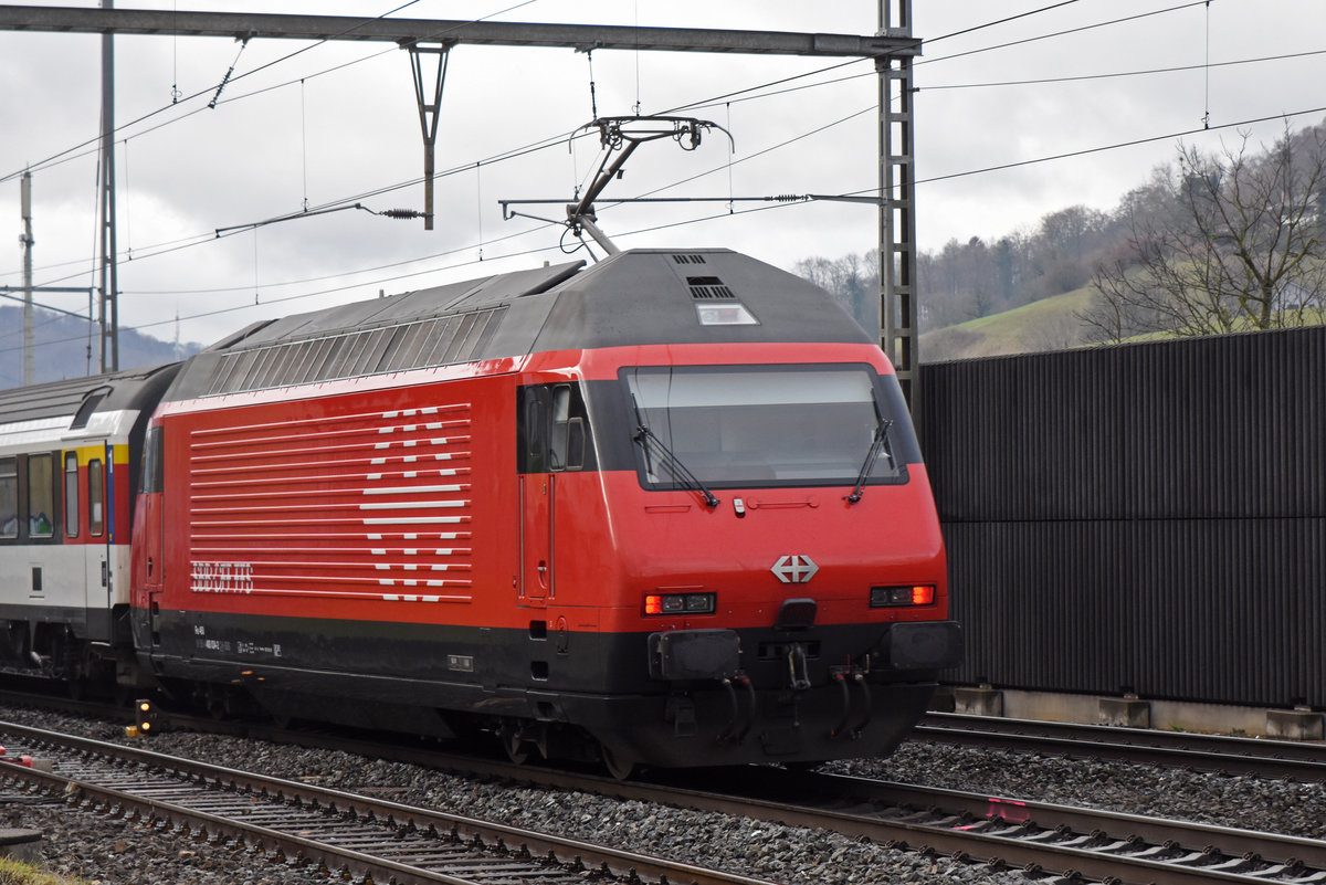 Re 460 034-2 durchfährt den Bahnhof Gelterkinden. Die Aufnahme stammt vom 17.12.2018.
