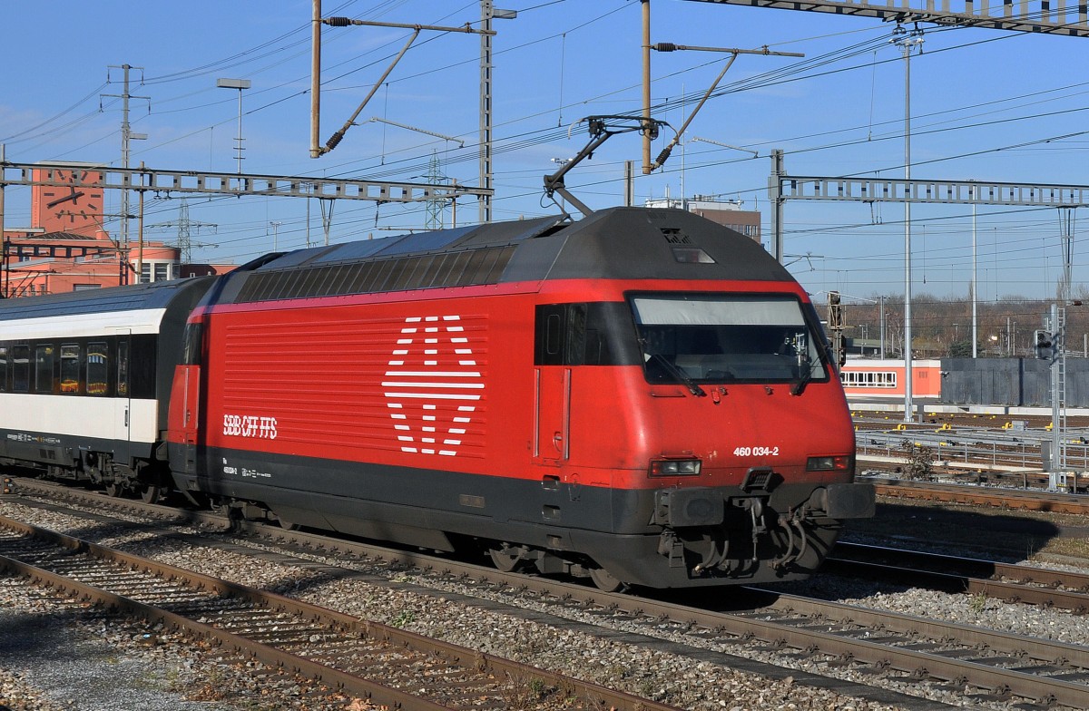 Re 460 034-2 durchfährt den Bahnhof Muttenz. Die Aufnahme stammt vom 16.12.2013.