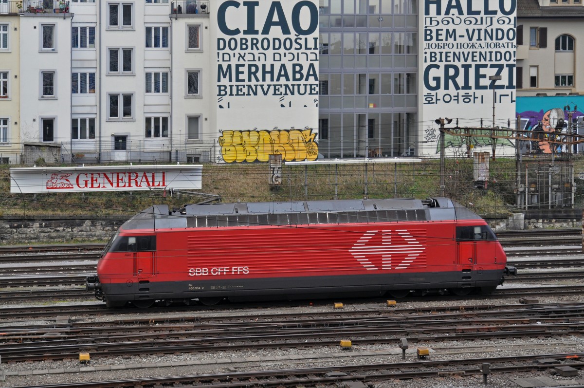 Re 460 034-2 fährt beim Bahnhof SBB ein und wird dort an einen Zug angekoppelt. Die Aufnahme stammt vom 06.02.2015.