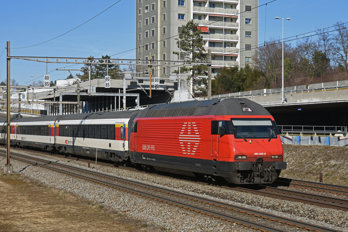 Re 460 035-9 fährt Richtung Bahnhof Muttenz. Die Aufnahme stammt vom 17.02.2019.