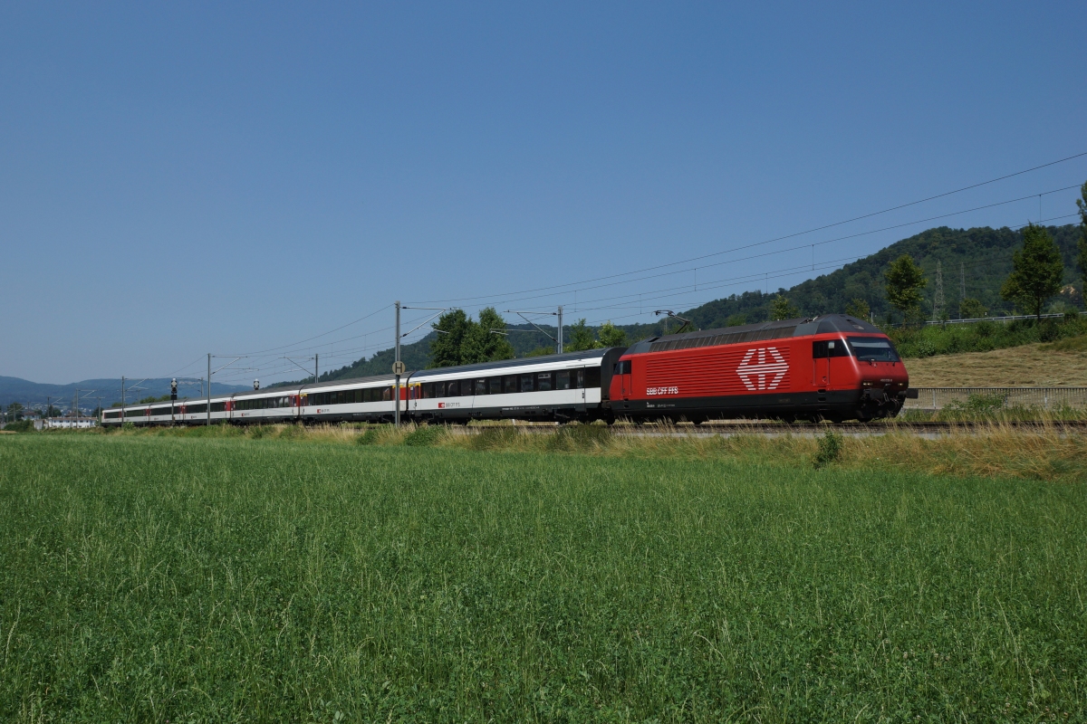 Re 460 035-9 zieht am 17.07.2013 den IR 2465 von Basel Richtung Olten, aufgenommen kurz vor Sissach.