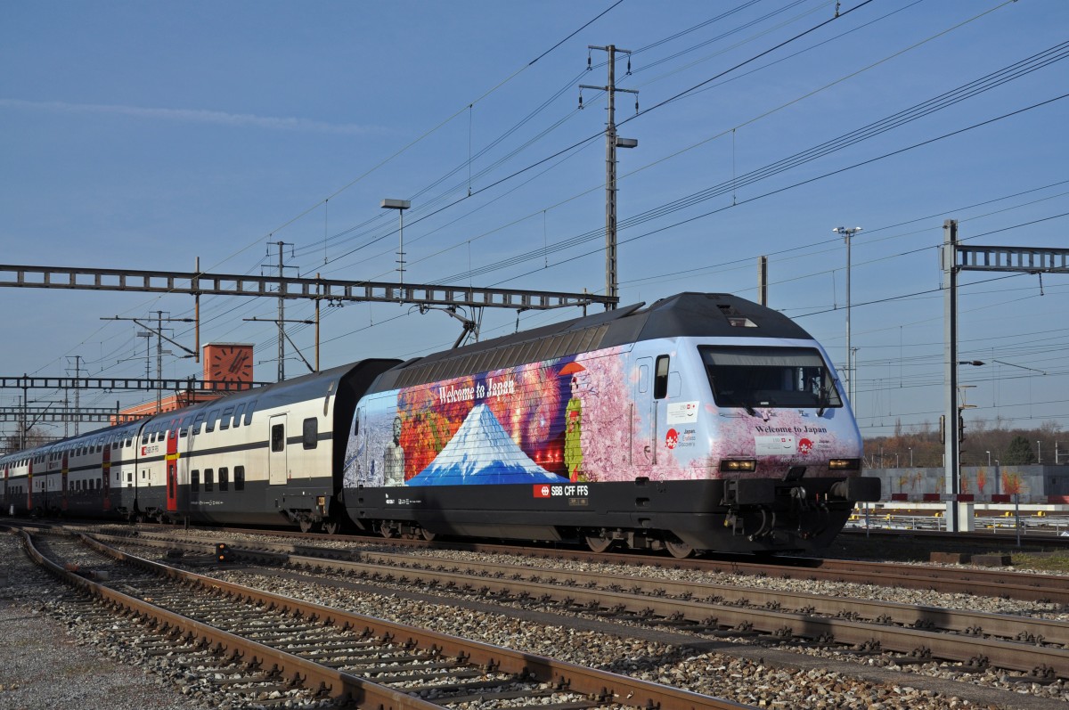 Re 460 036-7 durchfährt den Bahnhof Muttenz. Die Aufnahme stammt vom 24.11.2014.