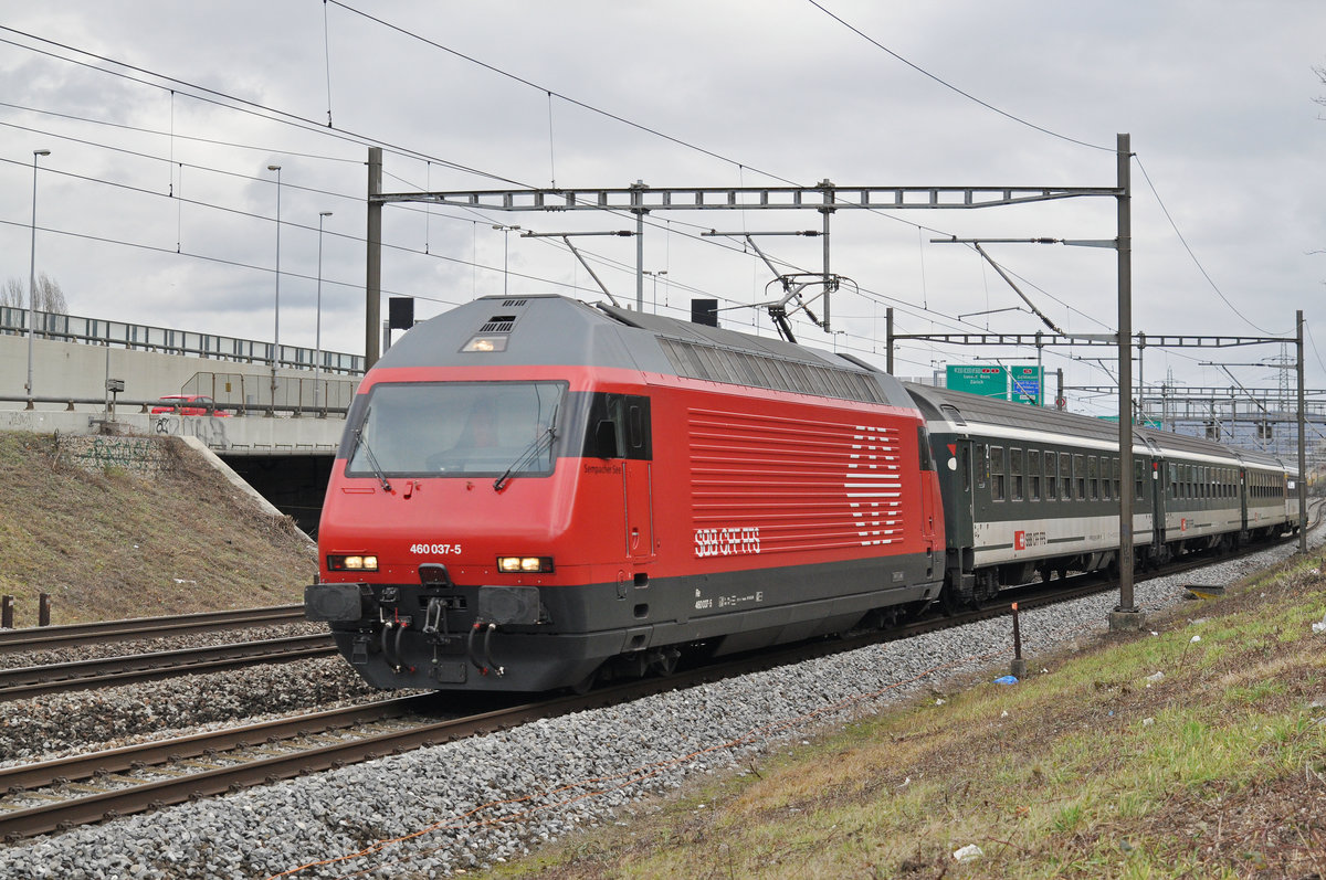 Re 460 037-5 fährt Richtung Bahnhof SBB. Die Aufnahme stammt vom 28.12.2017.
