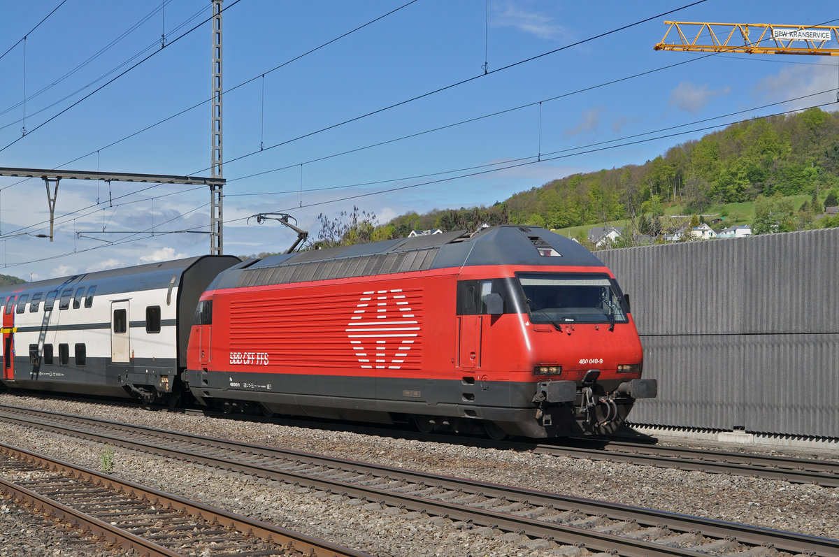 Re 460 040-9 durchfährt den Bahnhof Gelterkinden. Die Aufnahme stammt vom 02.05.2017.