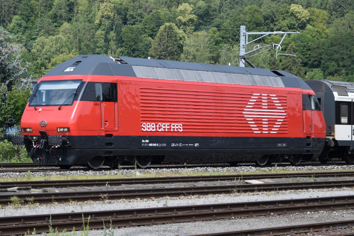 Re 460 042-5  Albis  bei der Durchfahrt in Wettingen in Richtung Zürich HB am 04.07.2018.