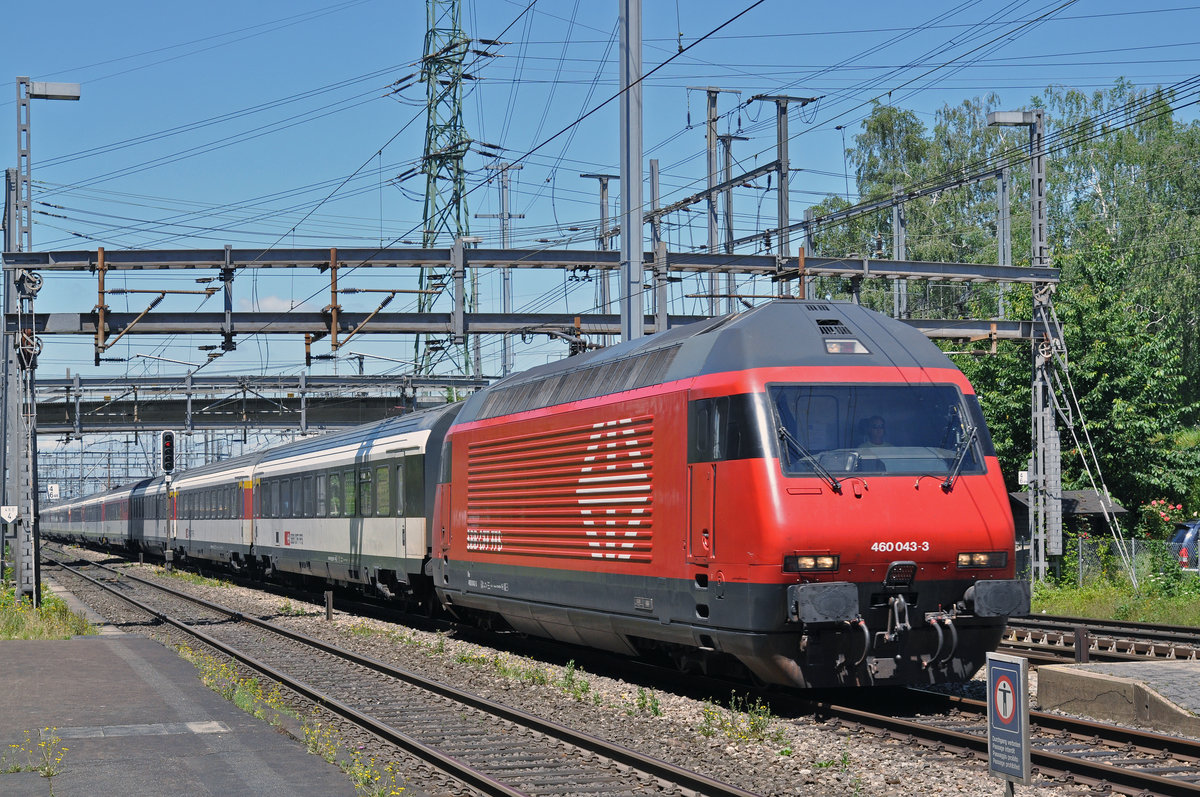 Re 460 043-3 durchfährt den Bahnhof Muttenz. Die Aufnahme stammt vom 04.07.2016.