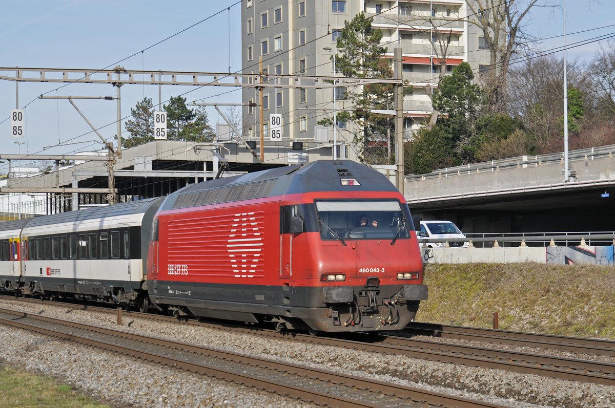 Re 460 043-3 fährt Richtung Bahnhof Muttenz. Die Aufnahme stammt vom 25.01.2018.