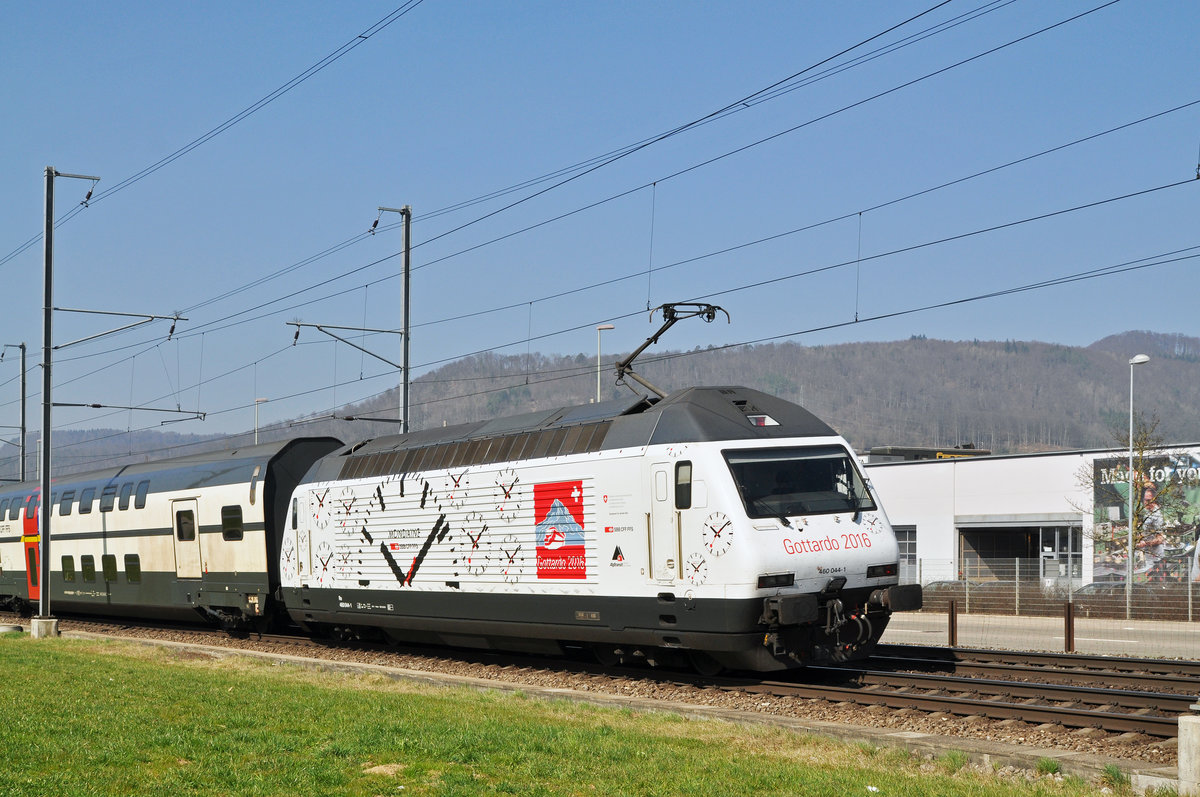Re 460 044-1, mit der Gottardo 2016 Werbung, hat den Bahnhof Sissach verlassen und fährt Richtung Basel. Die Aufnahme stammt vom 16.03.2017.