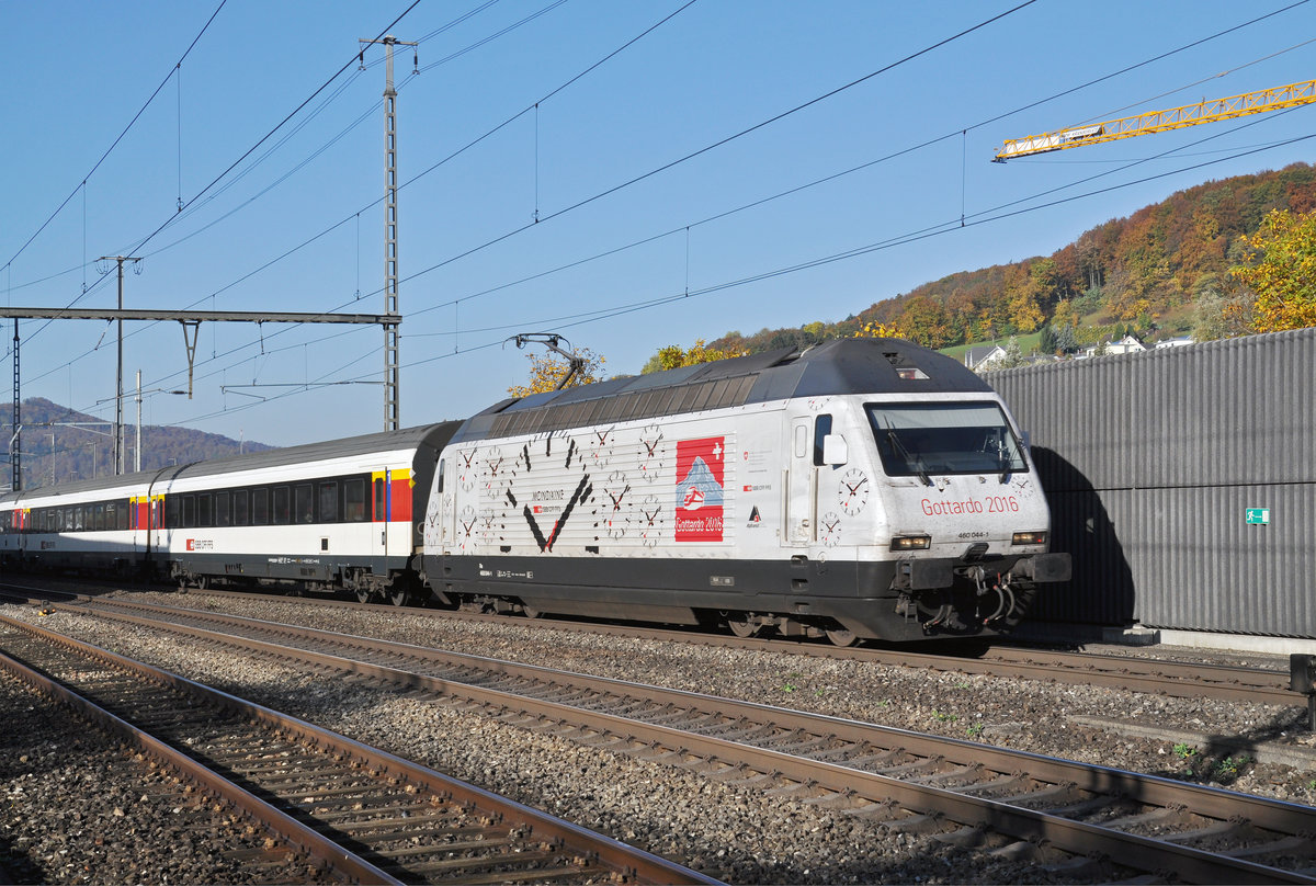 Re 460 044-1, mit der Gottardo 2016 Werbung, durchfährt den Bahnhof Gelterkinden. Die Aufnahme stammt vom 16.10.2017.