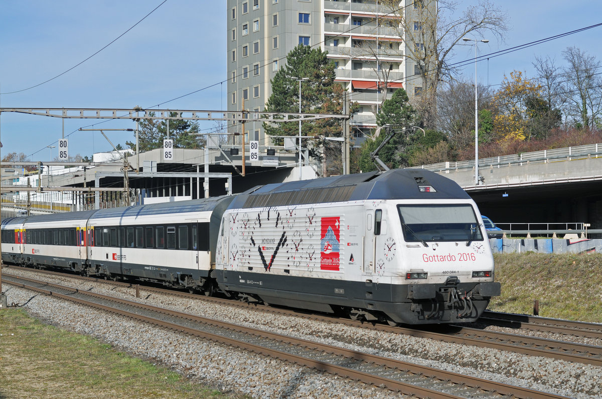 Re 460 044-1, mit der Gottardo 2016 Werbung, fährt Richtung Bahnhof SBB. Die Aufnahme stammt vom 22.11.2017.