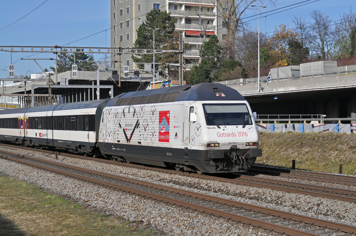 Re 460 044-1, mit der Gottardo 2016 Werbung fährt Richtung Bahnhof Muttenz. Die Aufnahme stammt vom 22.11.2017.