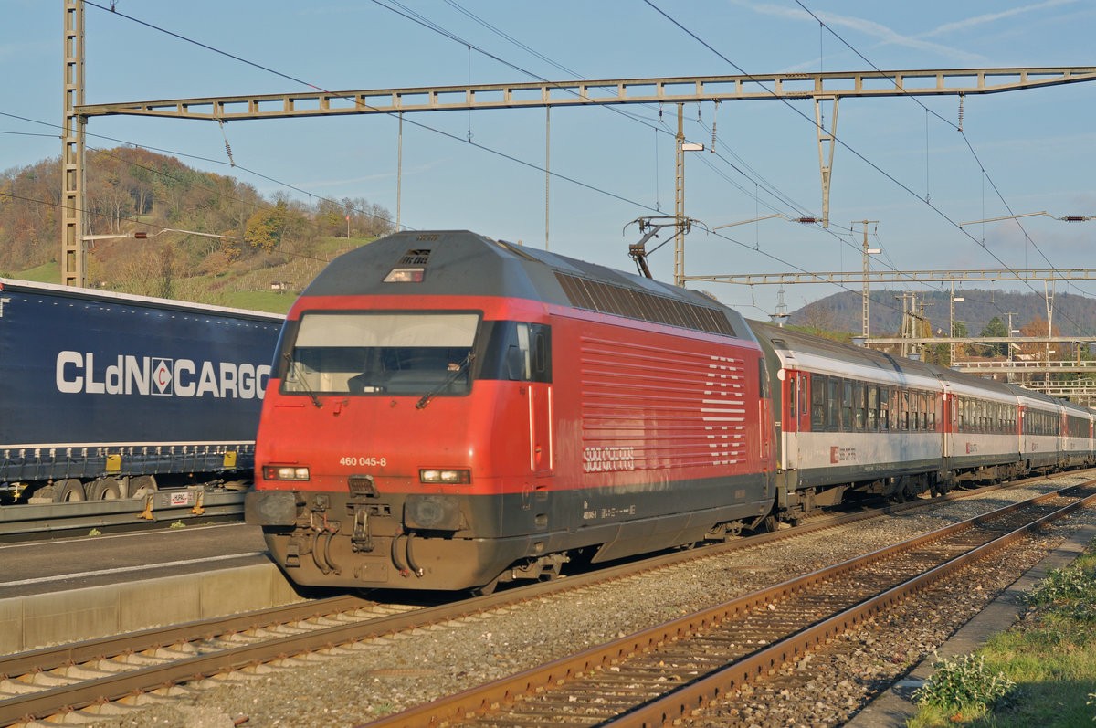 Re 460 045-8 durchfährt den Bahnhof Gelterkinden. Die Aufnahme stammt vom 14.11.2017.