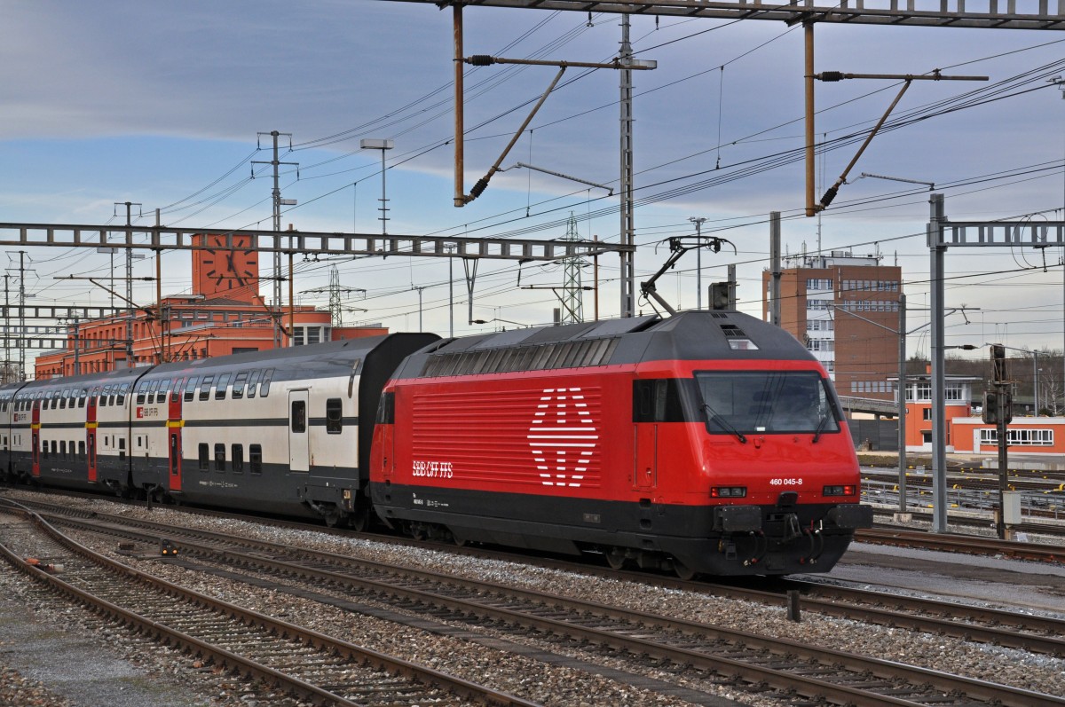 Re 460 045-8 durchfährt den Bahnhof Muttenz. Die Aufnahme stammt vom 12.01.2015.