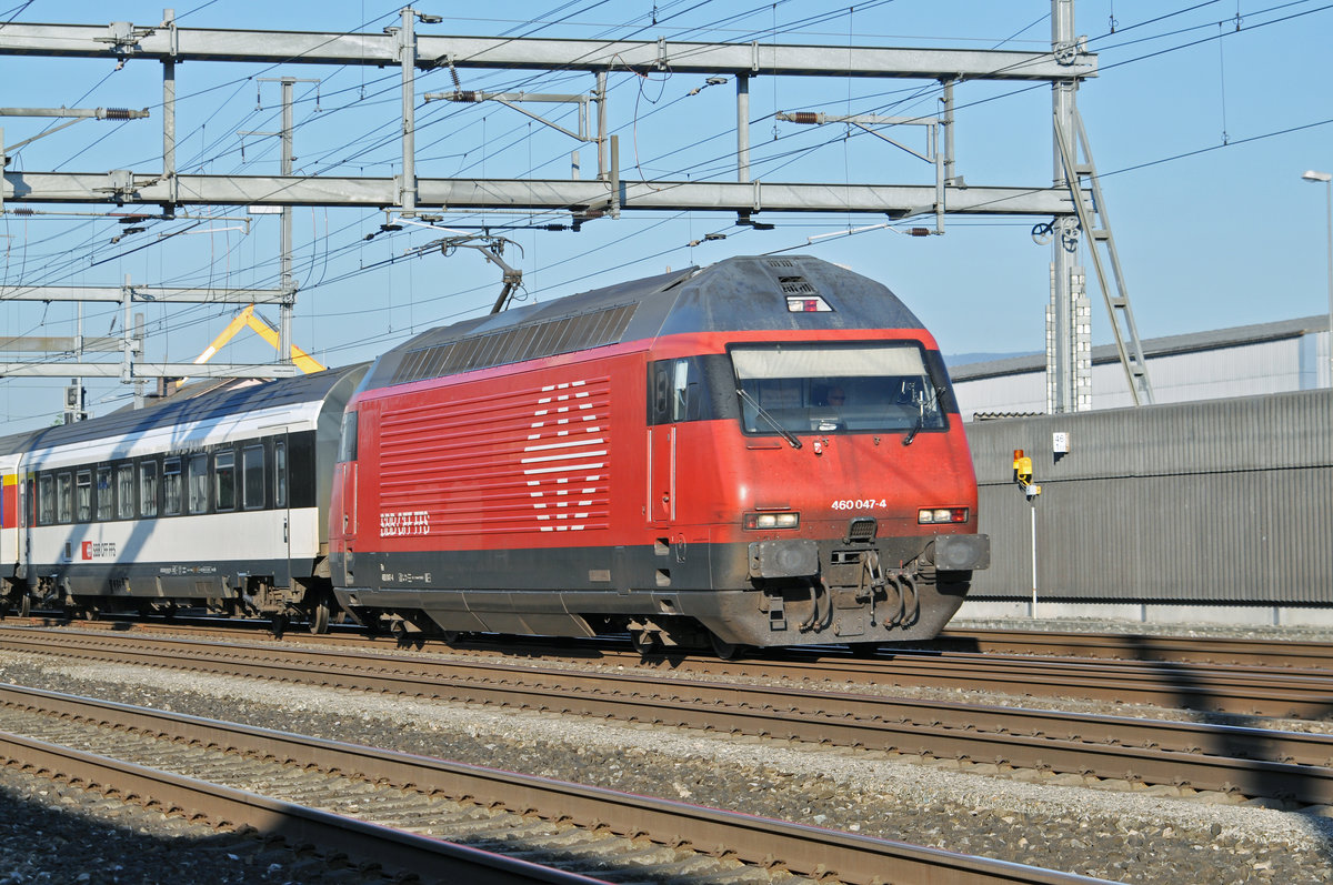 Re 460 047-4, durchfährt den Bahnhof Rothrist. Die Aufnahme stammt vom 25.08.2016.