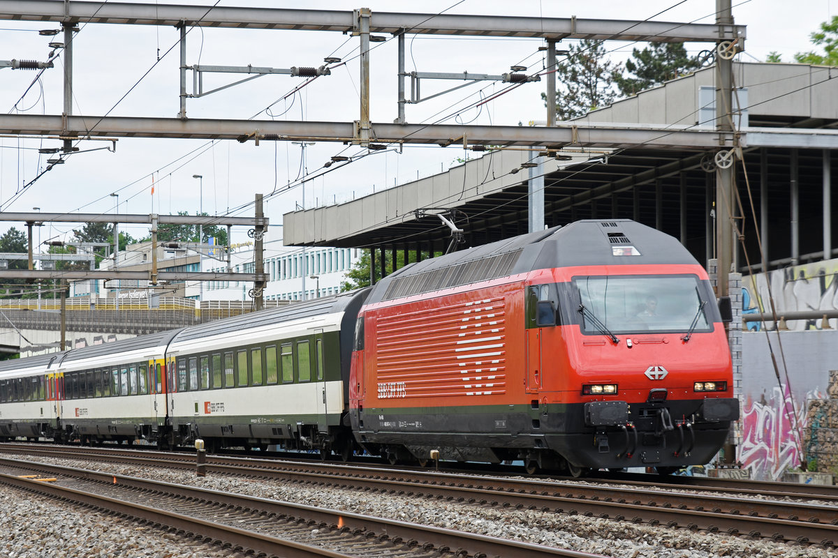 Re 460 047-4 fährt Richtung Bahnhof Muttenz. Die Aufnahme stammt vom 21.05.2018.