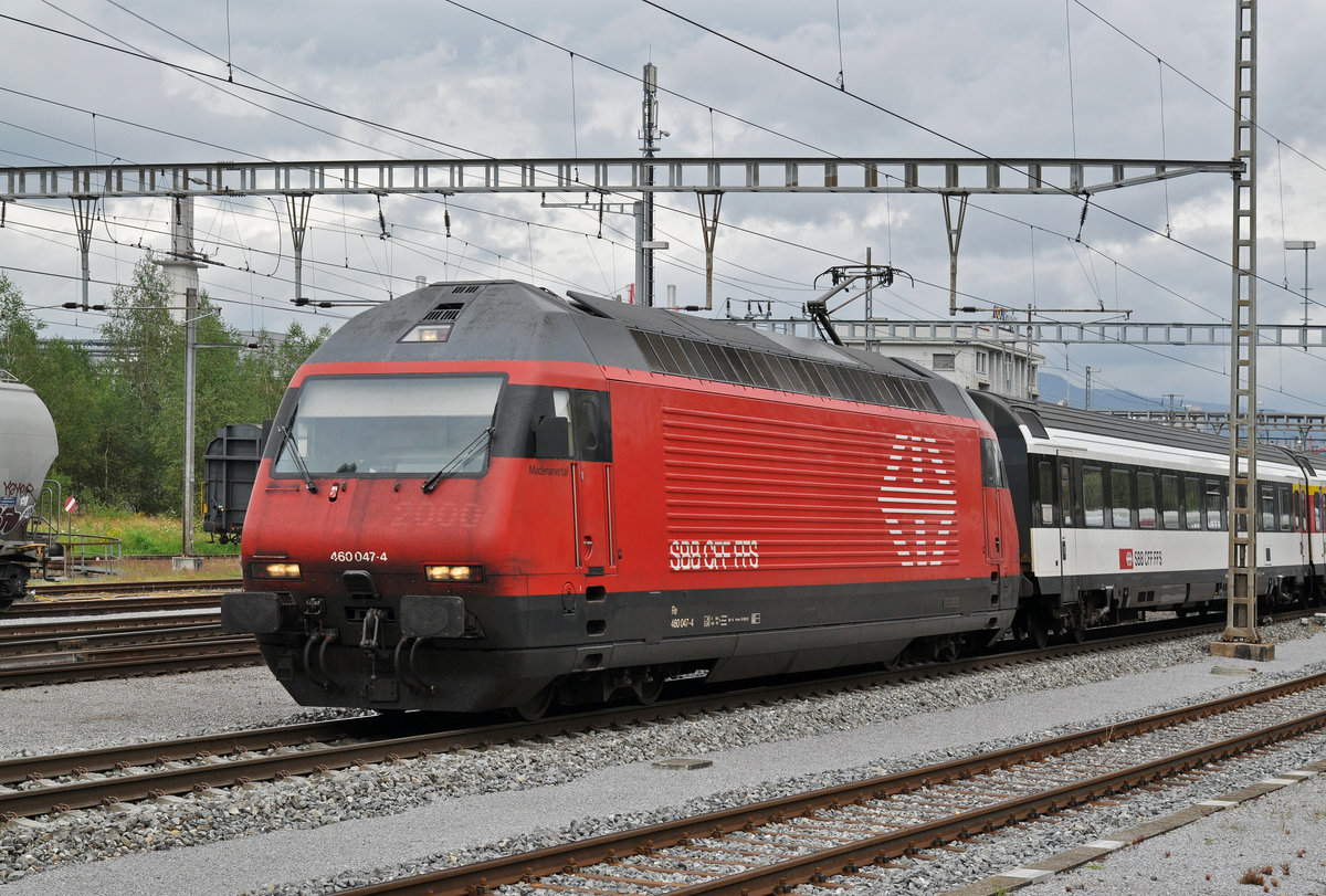 Re 460 047-4 verlässt den Bahnhof Zofingen. Die Aufnahme stammt vom 09.08.2016.