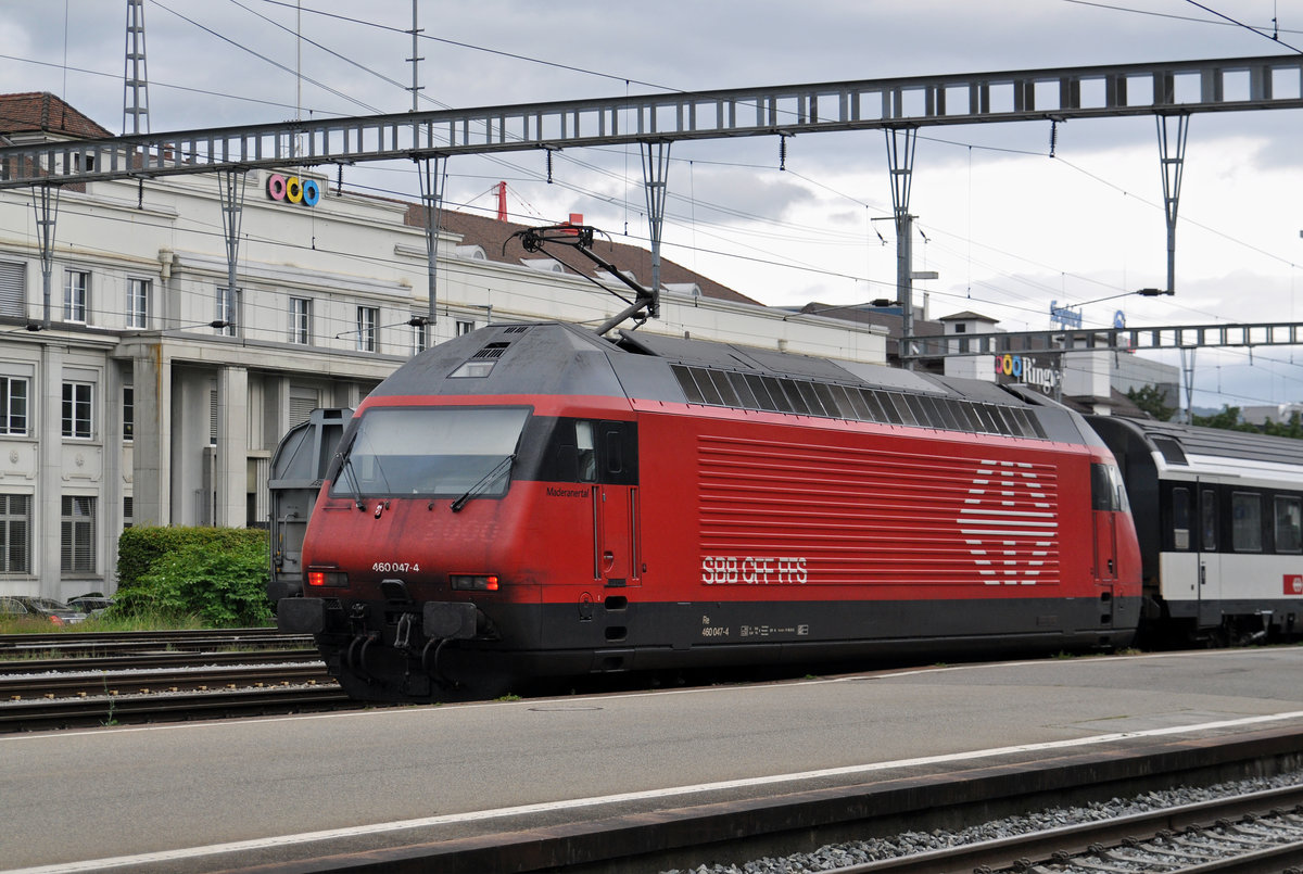 Re 460 047-4 wartet beim Bahnhof Zofingen. Die Aufnahme stammt vom 09.08.2016.