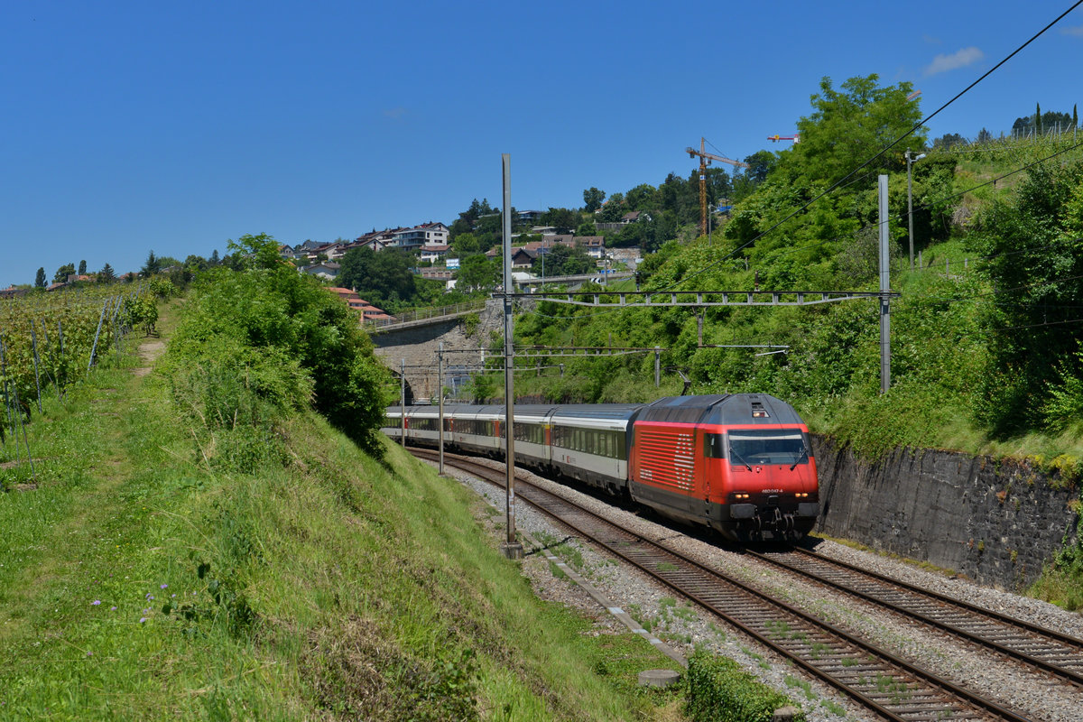 Re 460 047 mit einem IR nach Luzern am 22.06.2016 bei Bossiere. 