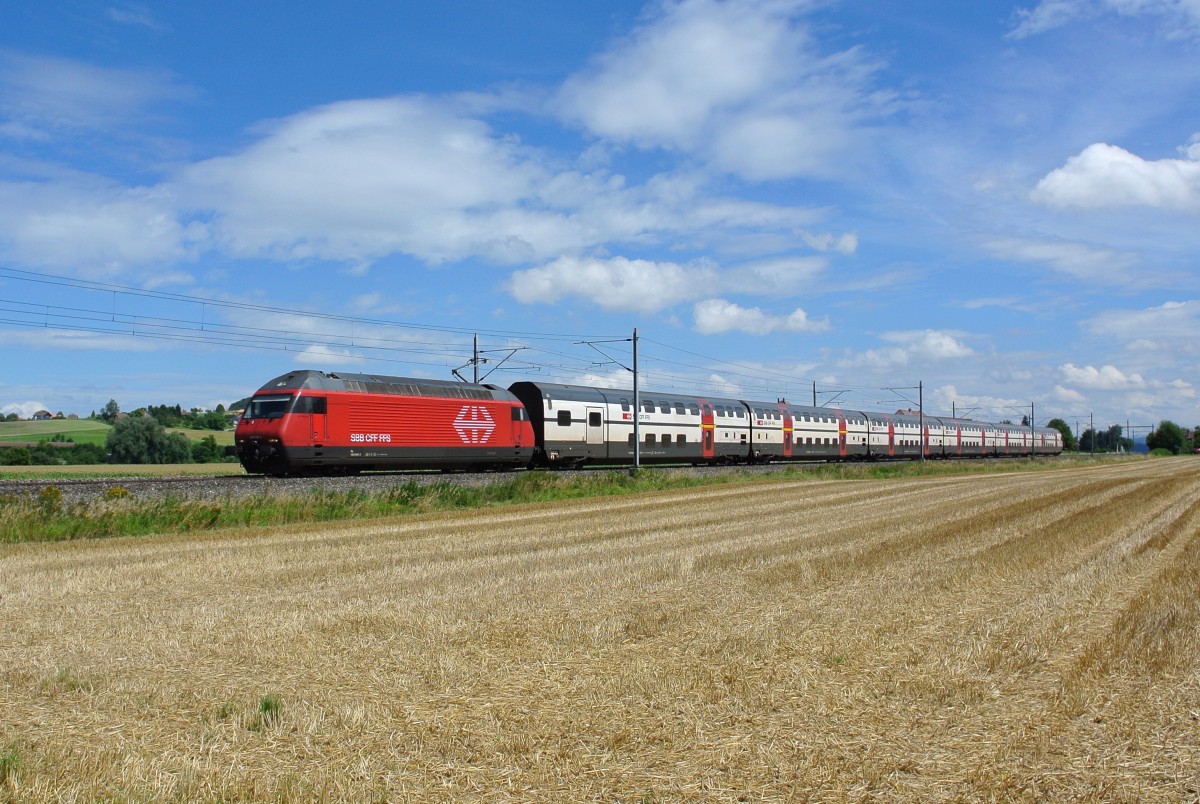 Re 460 048-2 mit dem RE 2953 bei Schpfen, 08.08.2014.
