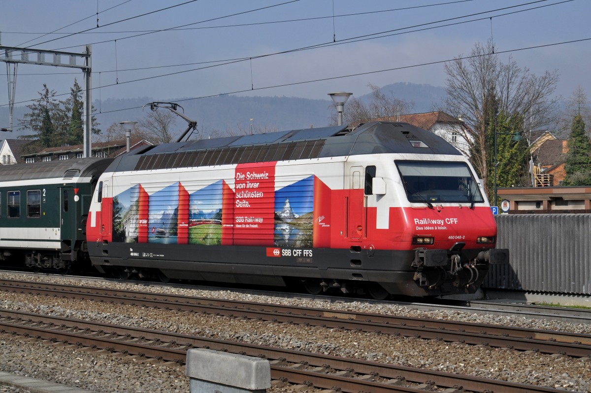 Re 460 048-2, mit der Rail A Way Werbung, verlässt den Bahnhof Sissach. Die Aufnahme stammt vom 11.03.2016.