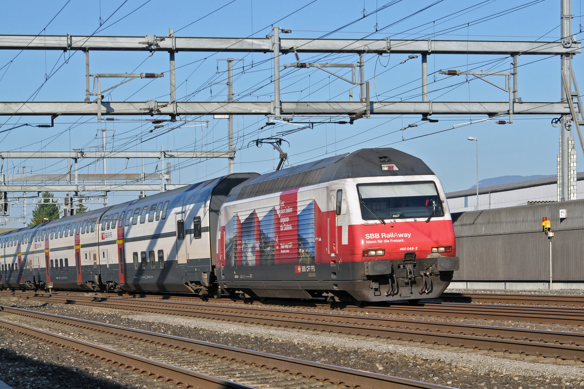 Re 460 048-2, mit der Rail AWay Werbung, durchfährt den Bahnhof Rothrist. Die Aufnahme stammt vom 25.08.2016.