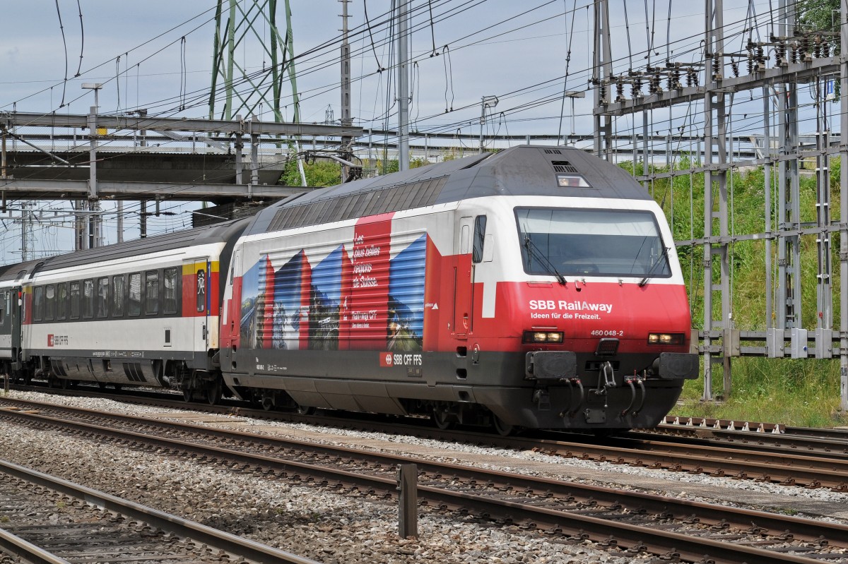 Re 460 048-2 mit der RailAway Werbung durchfährt den Bahnhof Muttenz. Die Aufnahme stammt vom 22.06.2015.