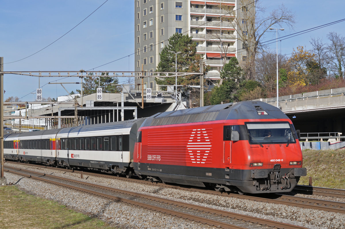 Re 460 049-0 fährt Richtung Bahnhof Muttenz. Die Aufnahme stammt vom 22.11.2017.