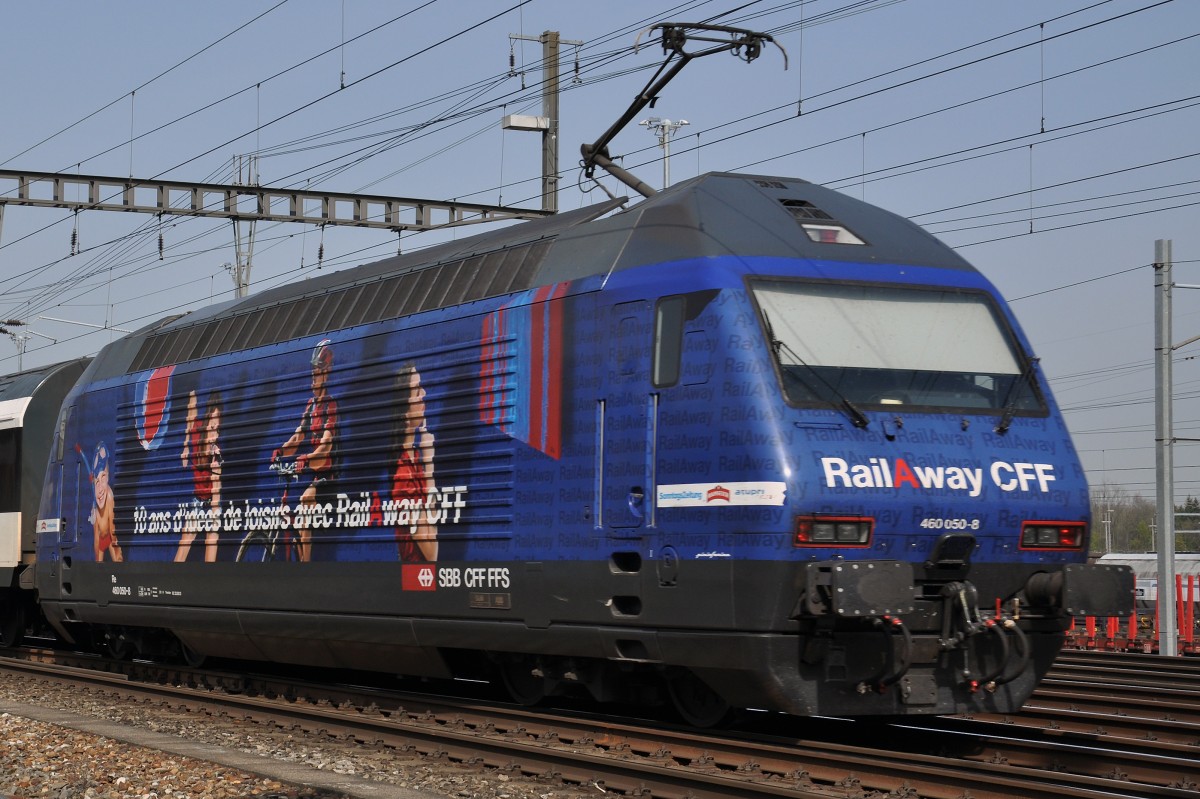 Re 460 050-8 mit der Rail a Way Werbung durchfährt den Bahnhof Muttenz. Die Aufnahme stammt vom 31.03.2014.