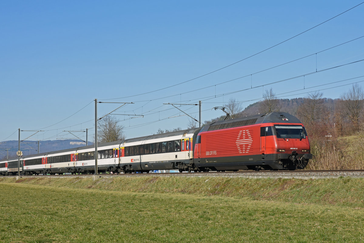Re 460 051-6 fährt Richtung Bahnhof Sissach. Die Aufnahme stammt vom 27.02.2019.