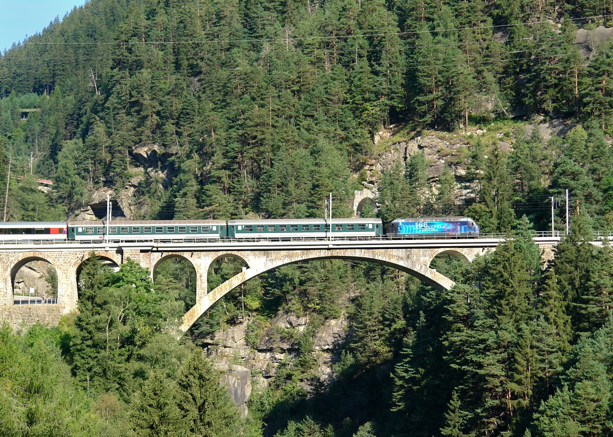 Re 460 051 mit einem IR nach Locarno am 29.08.2008 auf der mittleren Meienreussbrücke bei Wassen.
