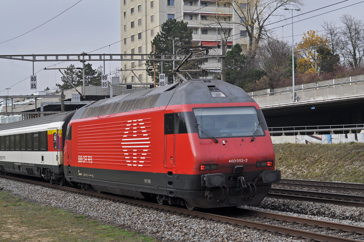 Re 460 053-2 fährt Richtung Bahnhof SBB. Die Aufnahme stammt vom 16.11.2017.