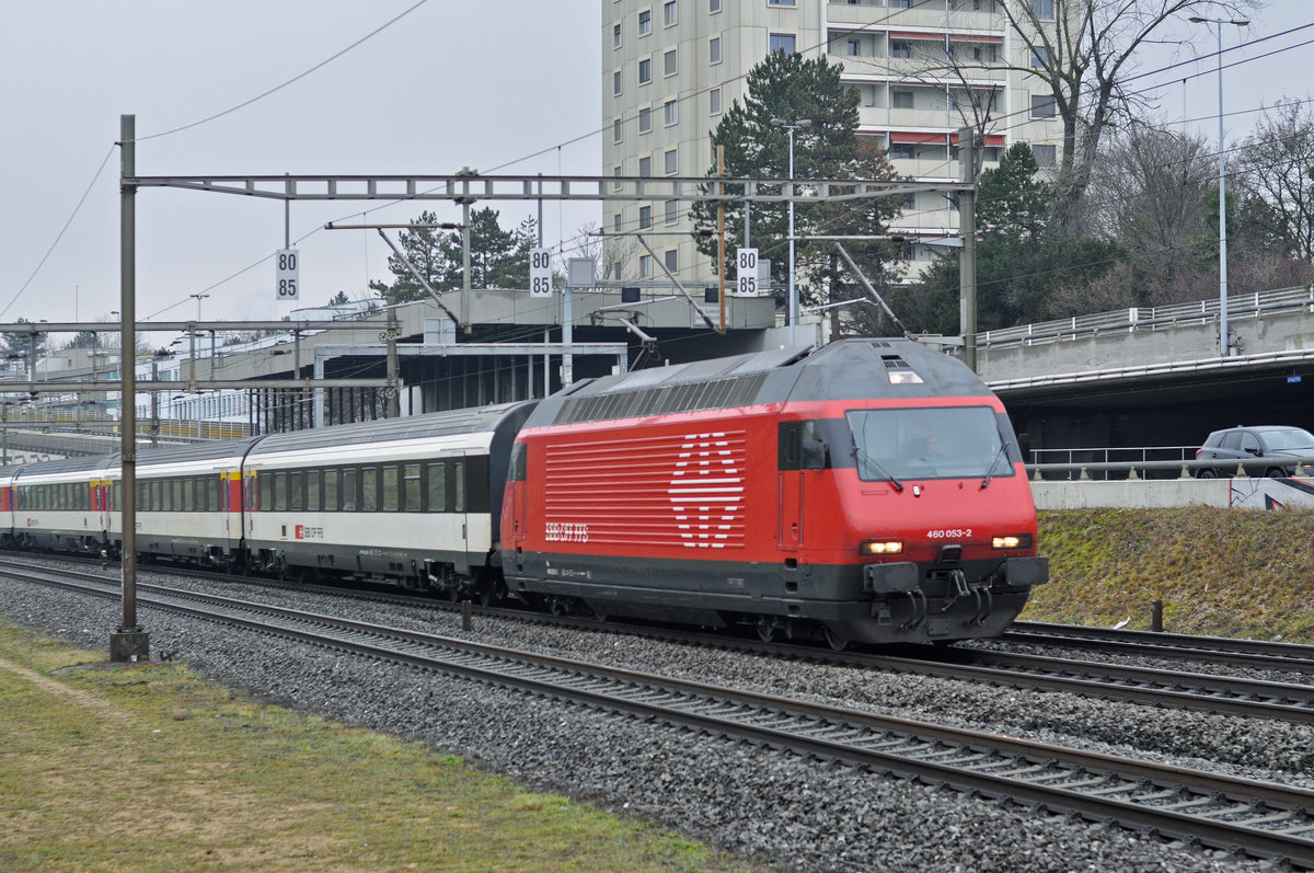 Re 460 053-2 fährt Richtung Bahnhof Muttenz. Die Aufnahme stammt vom 19.12.2017.