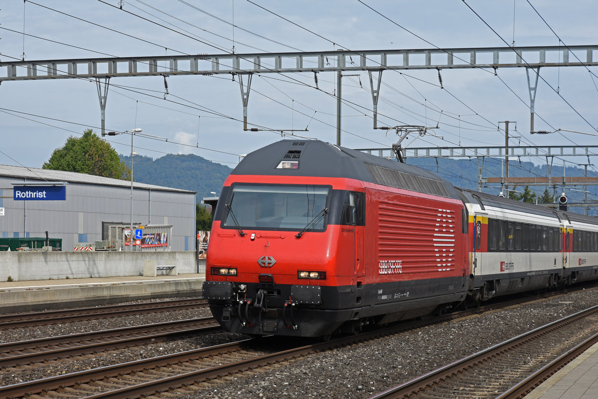 Re 460 054-0 durchfährt den Bahnhof Rothrist. Die Aufnahme stammt vom 16.09.2018.