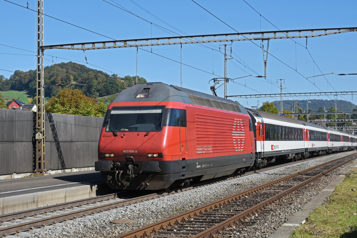 Re 460 056-5 durchfährt den Bahnhof Gelterkinden. Die Aufnahme stammt vom 04.10.2018.