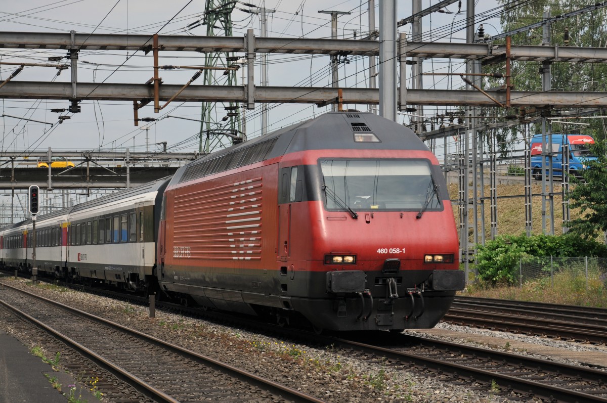 Re 460 058-1 durchfährt dem Bahnhof Muttenz. Die Aufnahme stammt vom 17.06.2014.